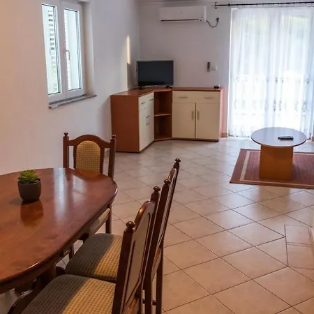 Apartment In With Balcony, Air Conditioning, Wifi